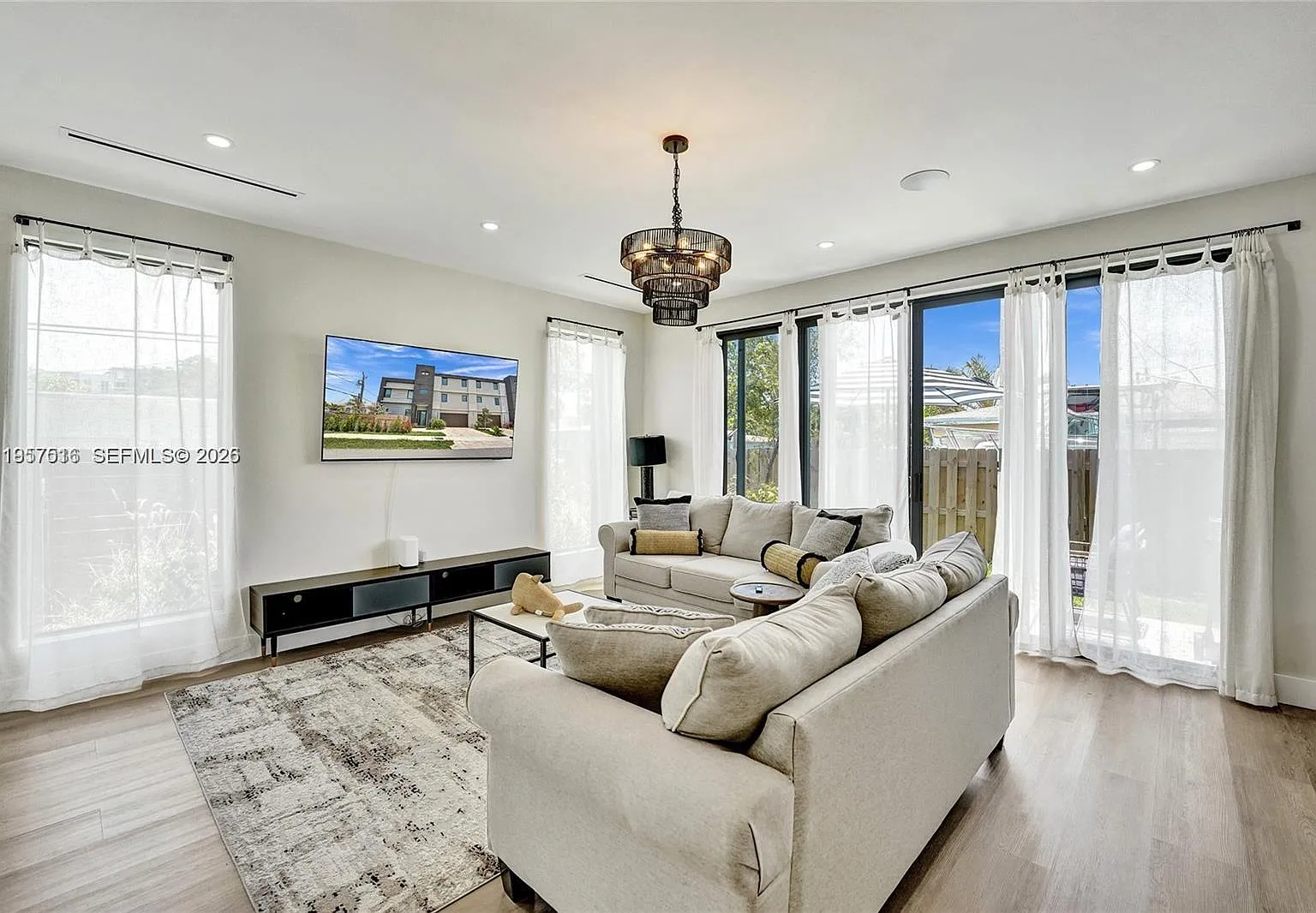 4 bed, 4.5 bath, 3052 sqft, $7,800 — Photo 3