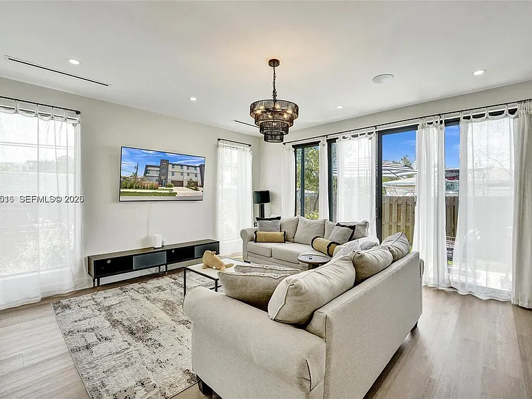 1617 NE 11th St #Townhouse 1 — Photo 3