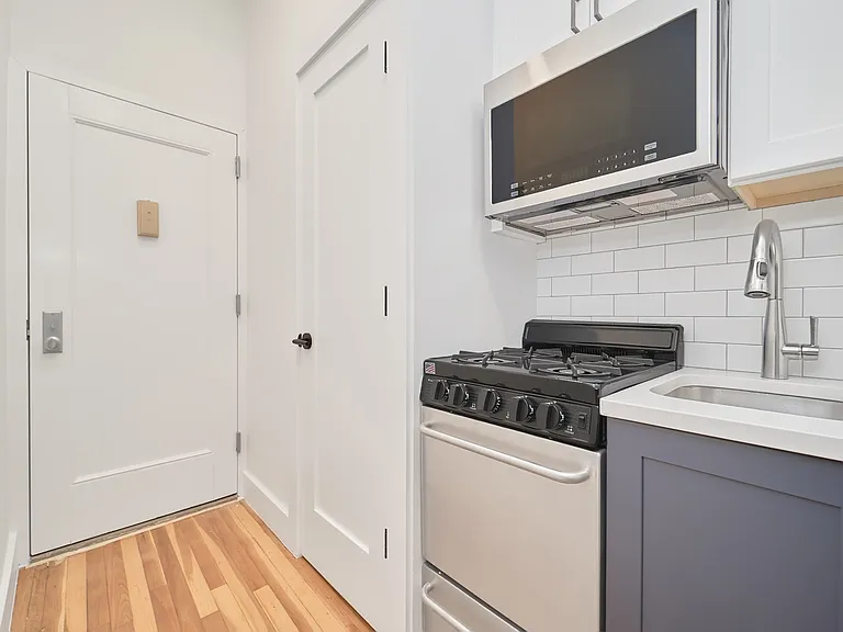 353 W 44th St #2D — Photo 5