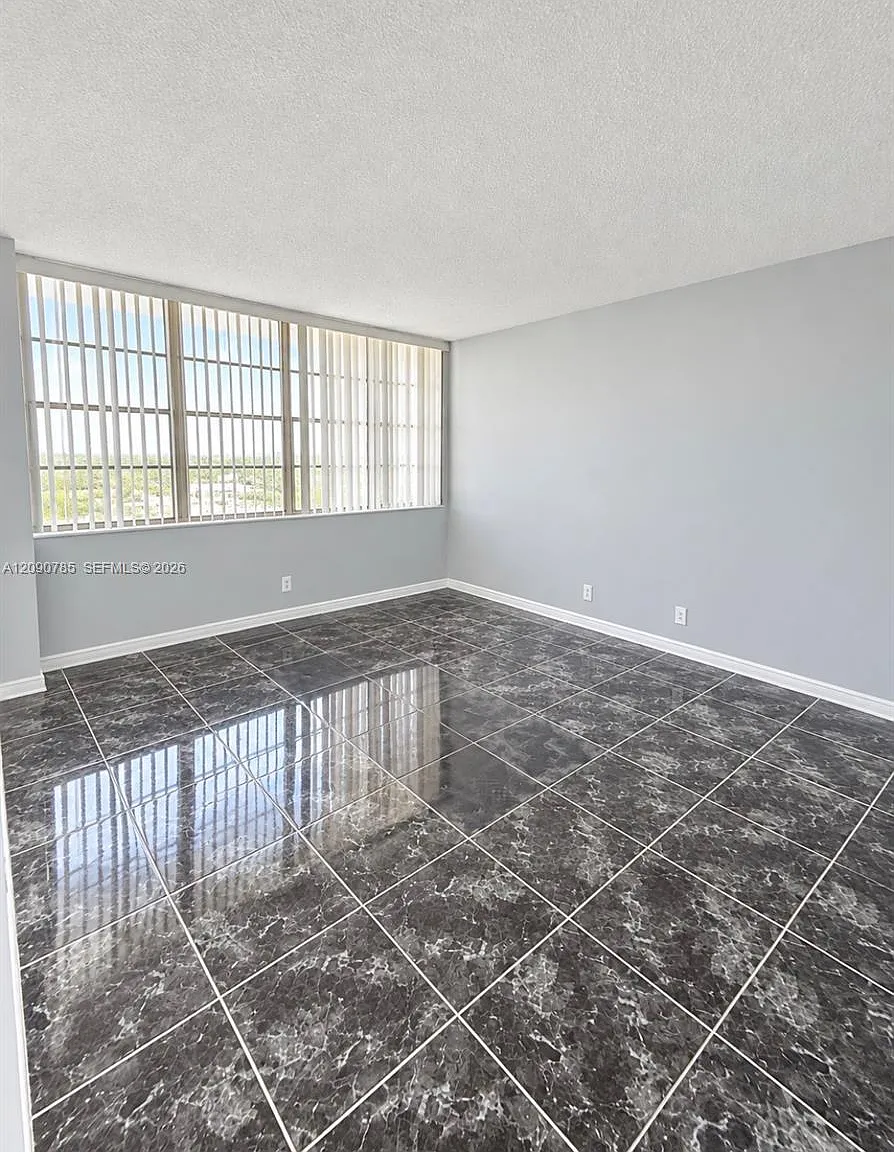 Crestview Towers Condo — Photo 4