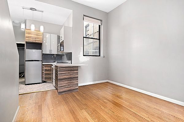 1st image of 481 Montgomery St #1