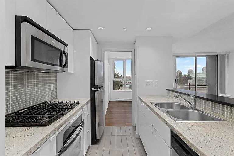 33 Smithe St #702 — Photo 5