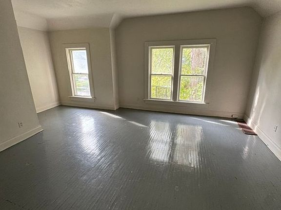 3rd image of 308 W Creighton Ave
