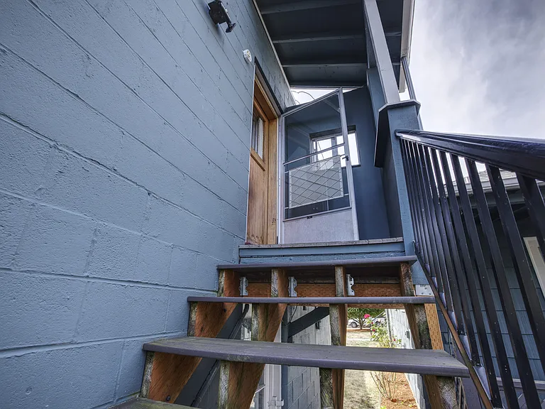1033 Columbia Ave — Photo 2