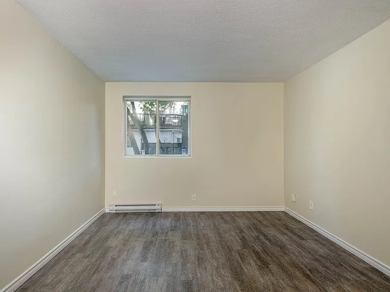 230 Forsyth St N — Photo 9