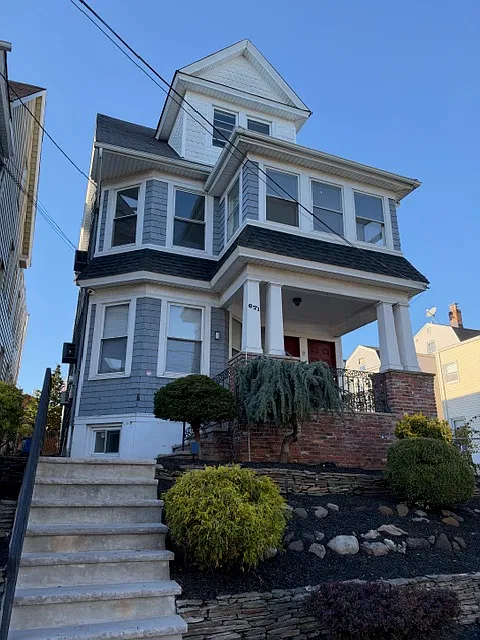 671 Devon St #2