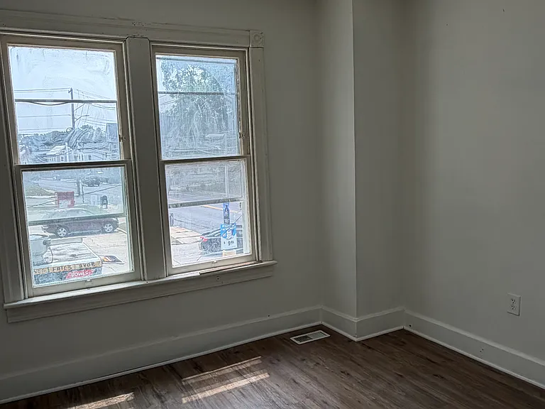 812 Salem Ave — Photo 10