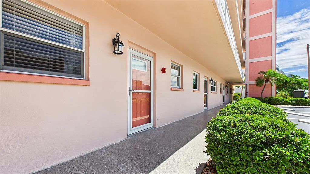 1 bed, 1.0 bath, 1060 sqft, $2,100 — Photo 2