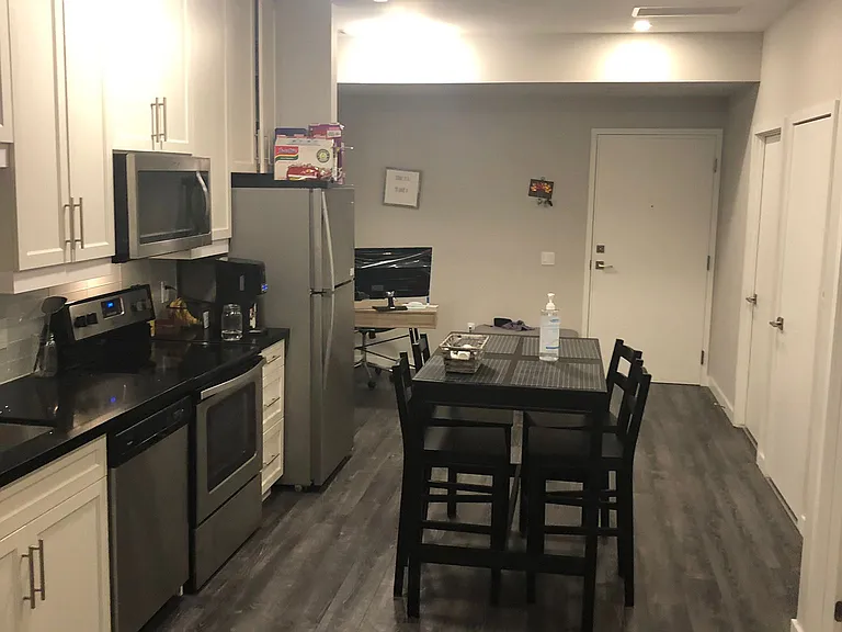 690 King St W #105 — Photo 7