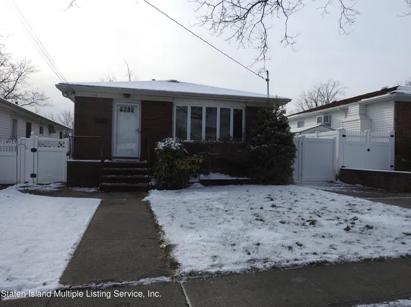 136 Woods Of Arden Rd, Staten Island, NY 10312