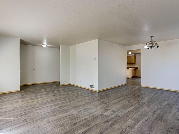 5th image of 16952 Whittier Dr