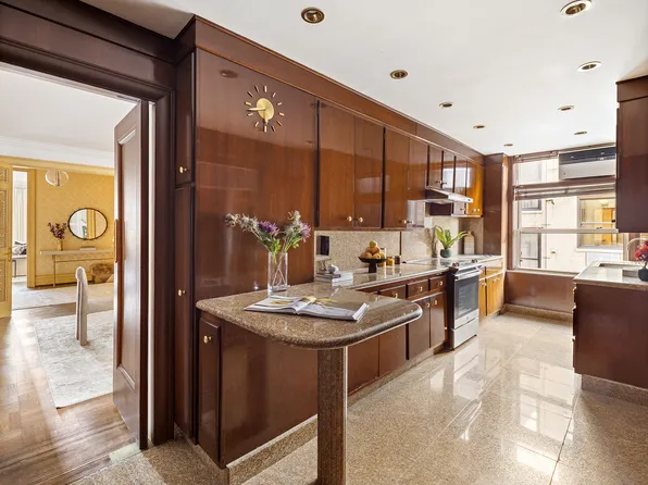 875 Park Avenue image 10 of 24