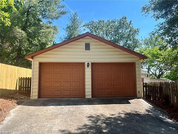 4th image of 2223 Woodberry Dr