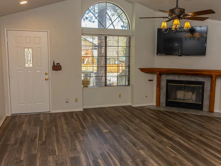 744 E Meadow Ln — Photo 2