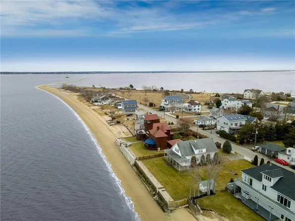 322 Shawomet Ave, Warwick, RI 02889
