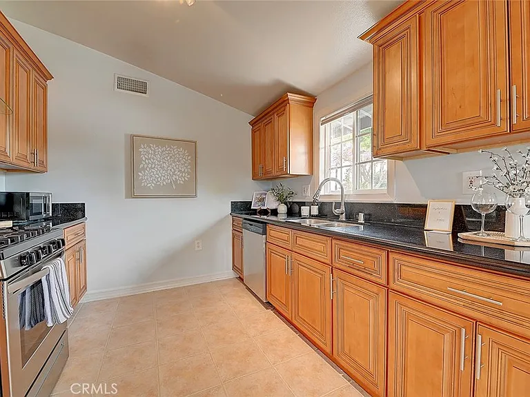 2044 W Spruce Ave — Photo 14