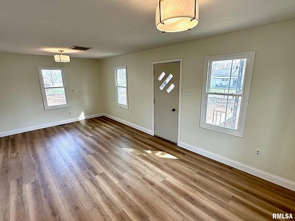4th image of 585 Cherry St