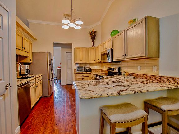 Kitchen with breakfast bar