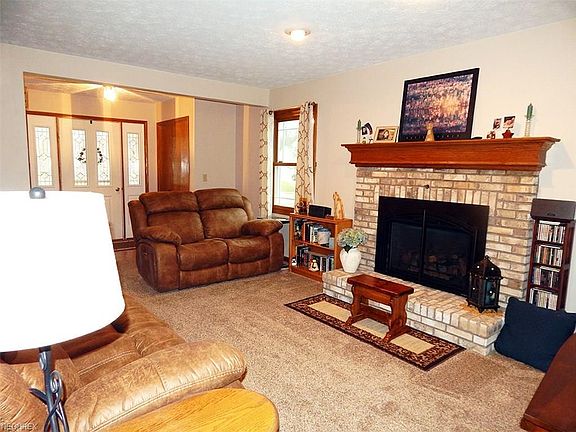 3rd image of 384 Ivanhoe Ave