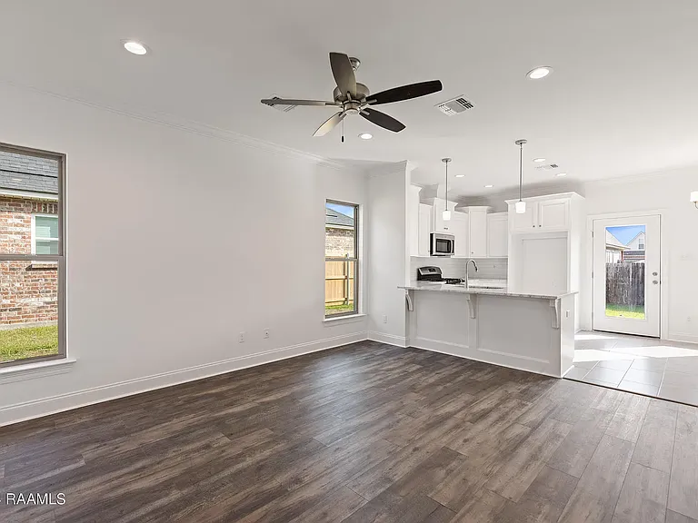 120 Sojourner Dr — Photo 4