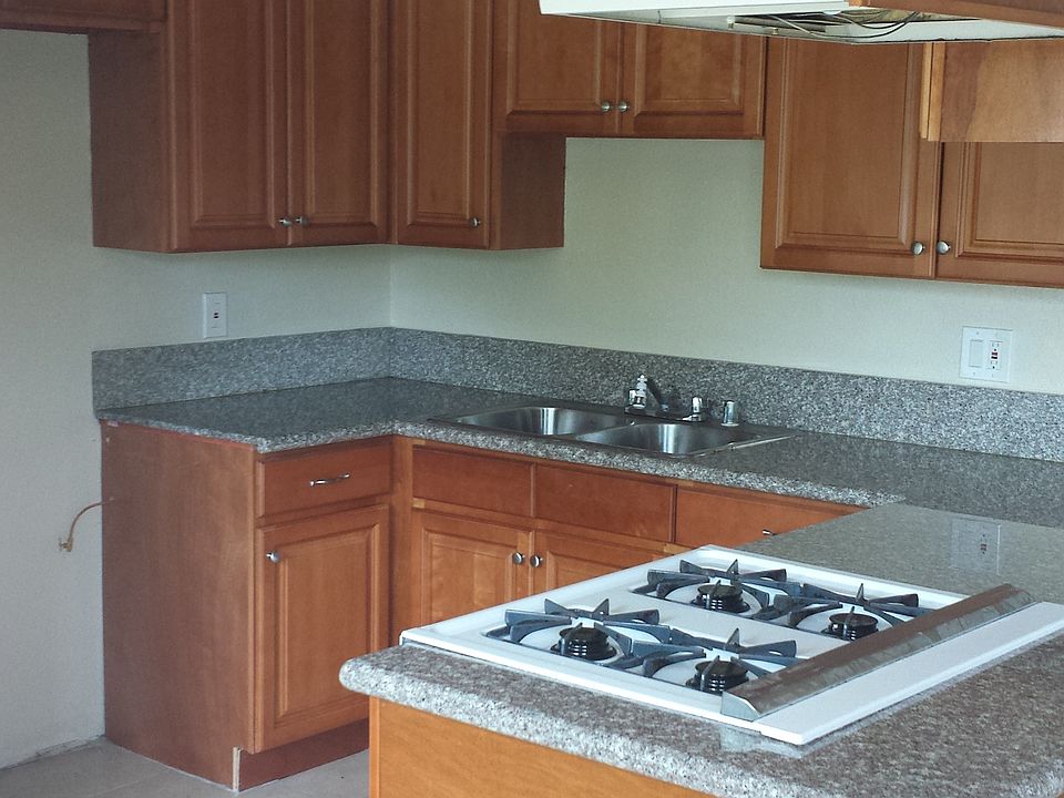 Beautiful kitchen w/granite countertops