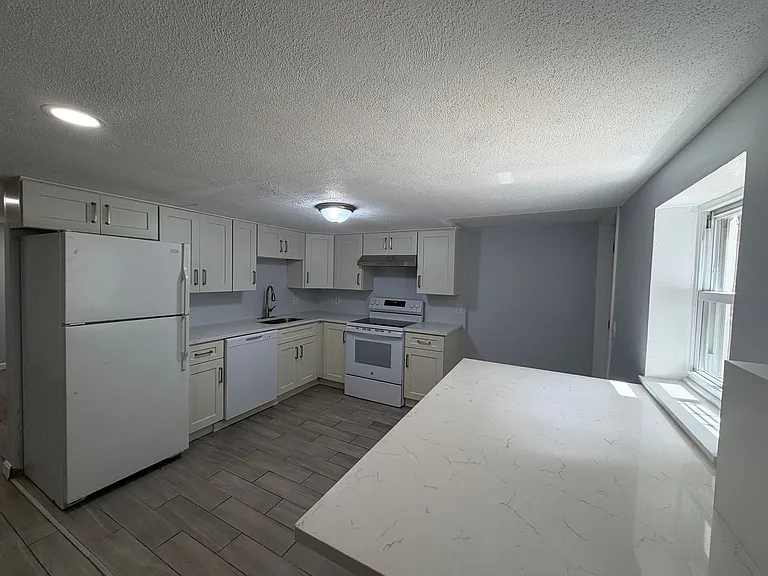 31 Chelsea St — Photo 2