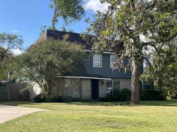 52 Banyan Ct, Lake Jackson, TX 77566