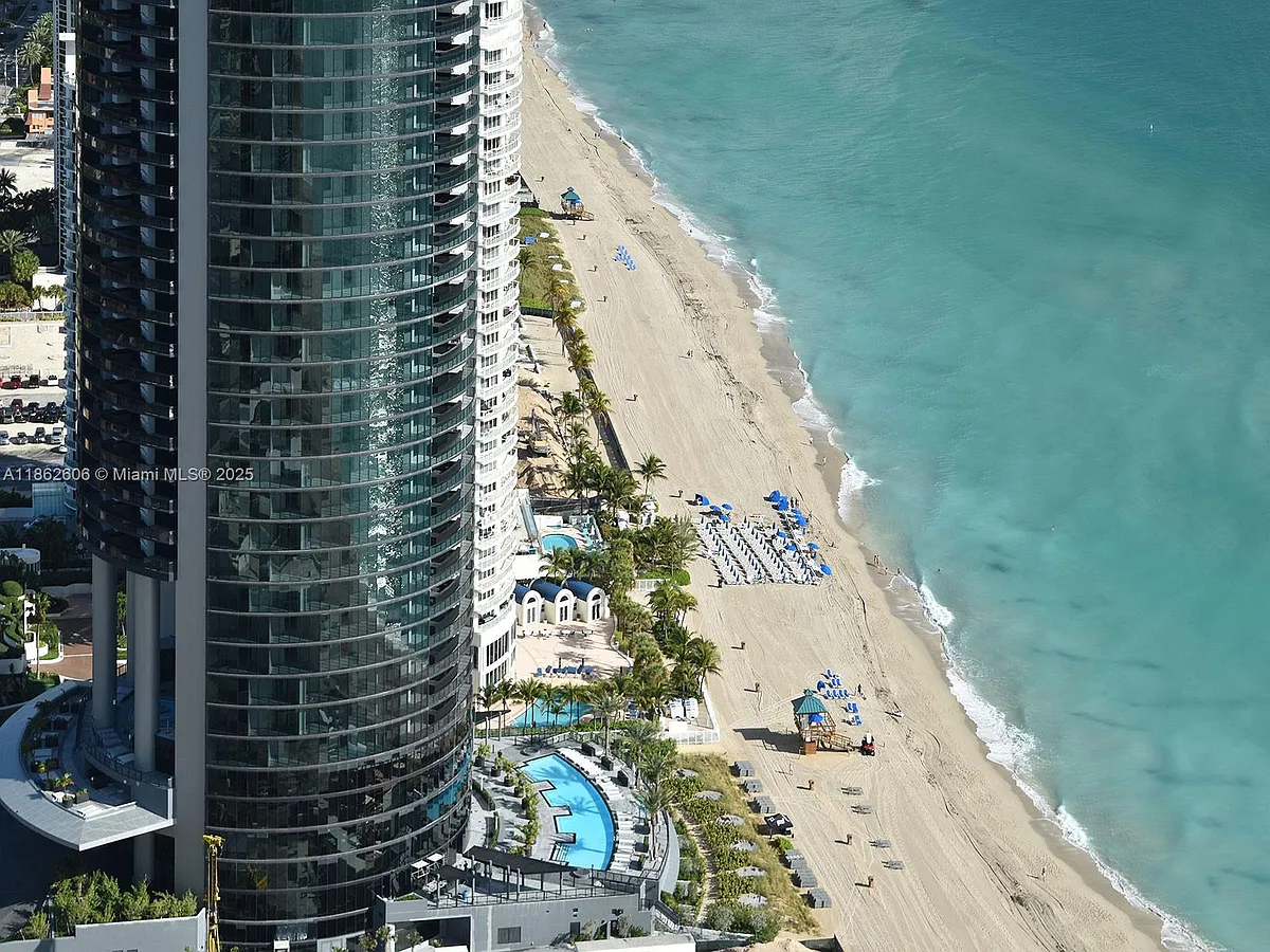 Building Photo - 18555 Collins Ave #3705