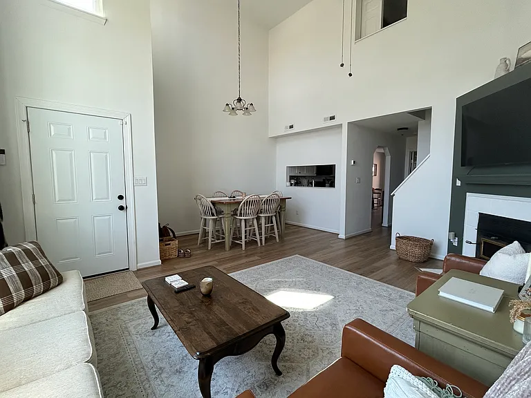 1318 Damyien Arch — Photo 7