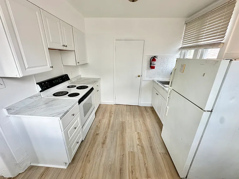 301 Somerset St #C — Photo 2