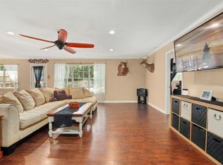 2 Hillcrest Dr, Conroe, TX 77303