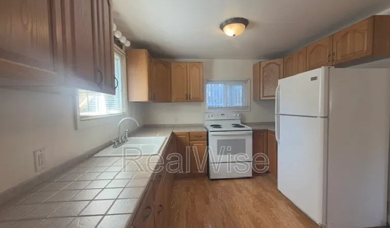 205 S Pine St — Photo 2