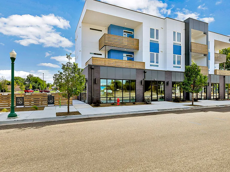 Parkway Apartments — Photo 10