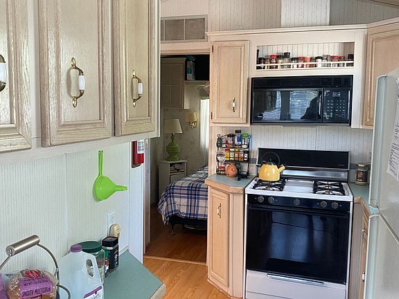5th image of 9014 Bolton Ave #107