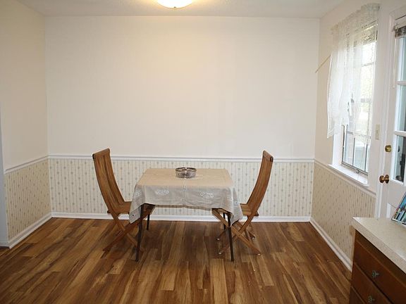5th image of 1002 Willow Dr APT 44