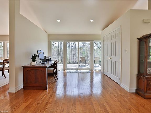 4th image of 1066 Stockwell Ave