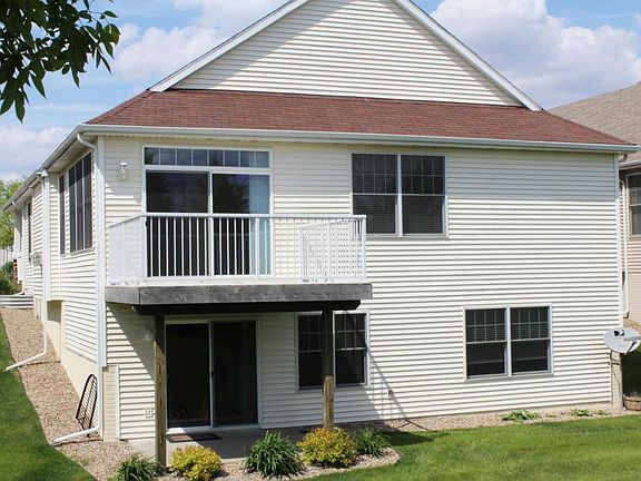 3rd image of 809 NE Rosewood Ln