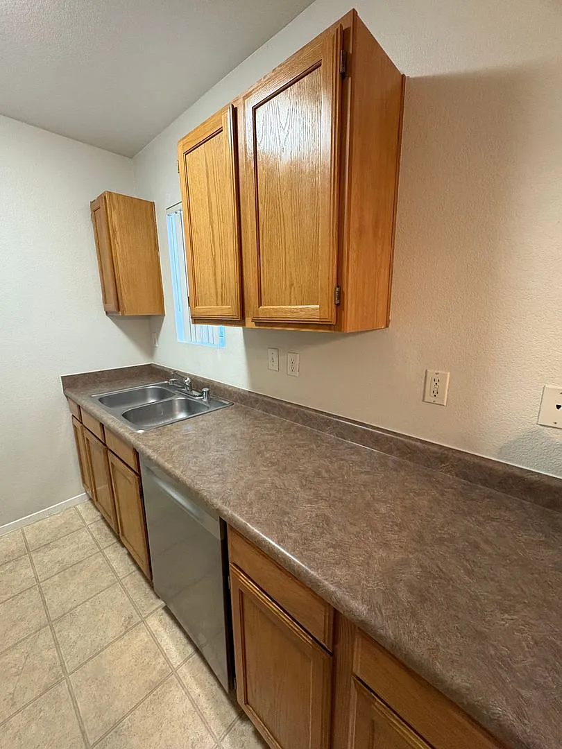 Spacious unfurnished 1 bedroom in the Southwest — Photo 4
