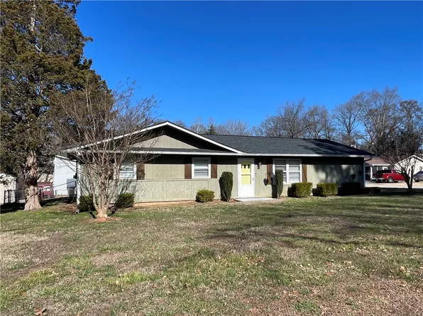 105 Cone Ridge Dr, Easley, SC 29640