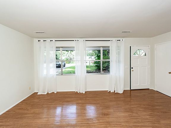 3rd image of 1521 Juniper St
