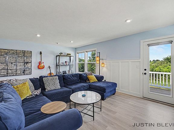 4th image of 8915 Barrington Ln