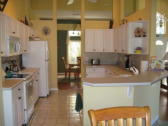 Large kitchen with lot's of cabinets and counter space