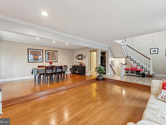 3rd image of 4601 Luxberry Dr