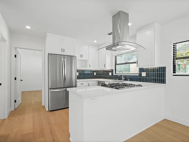 1707 S Vineyard Ave — Photo 6