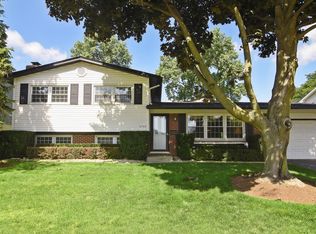 2722 N Kennicott Ave, Arlington Heights, IL 60004