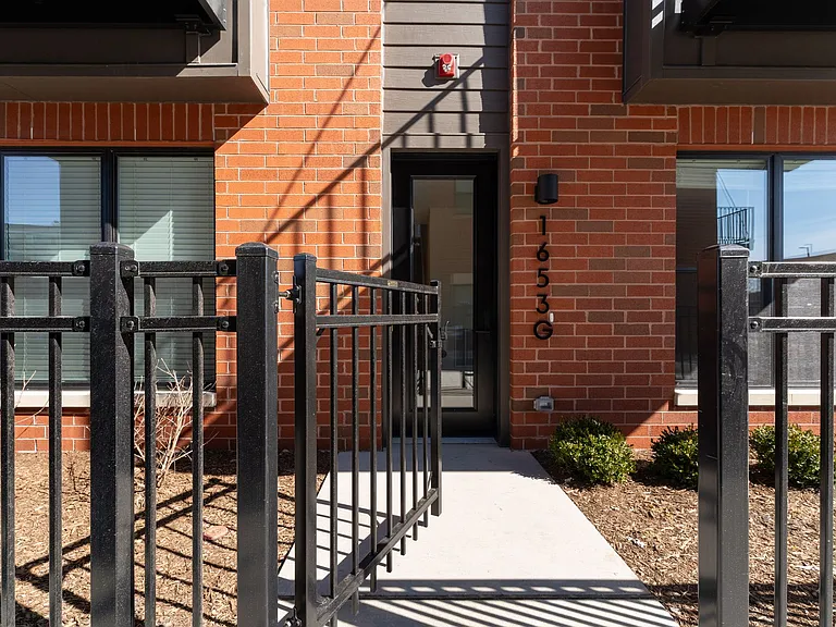 Galewood Residences — Photo 26