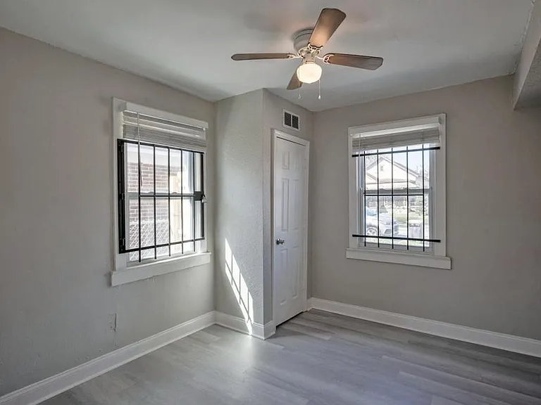 2036 W 11th St — Photo 12