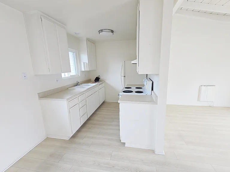 3080 Lincoln St — Photo 5