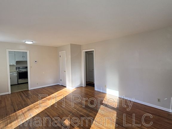 4th image of 1009 W Maple St Unit 1009