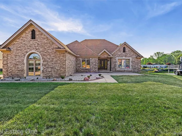 52615 Seven Oaks Dr, Shelby Township, MI 48316